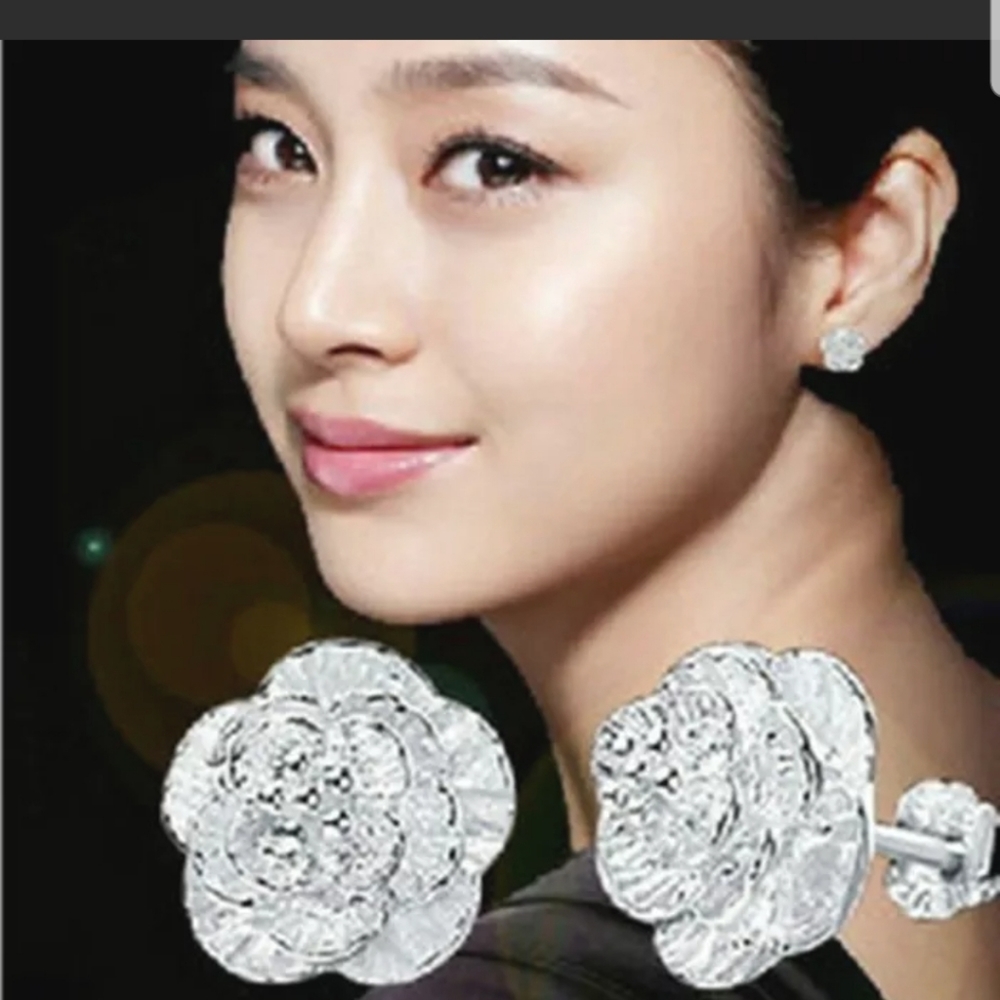 Small floral earrings - Picture 3 of 3